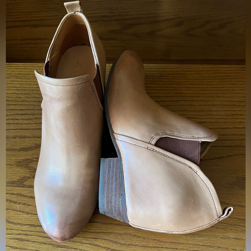 NWOT Naya Felix size 8M Low Cut Boot with Hidden Wedge